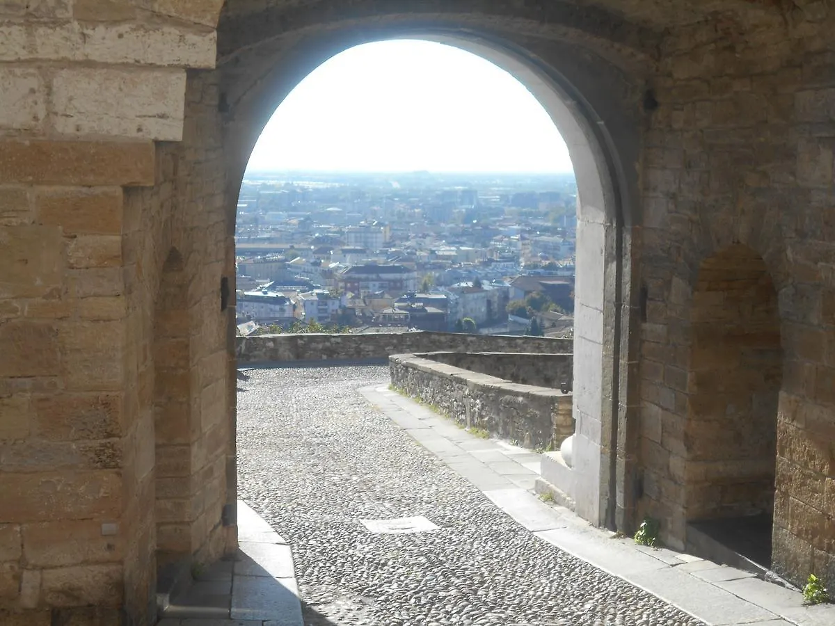 La Maison Des Artistes Bergamo Guest house
