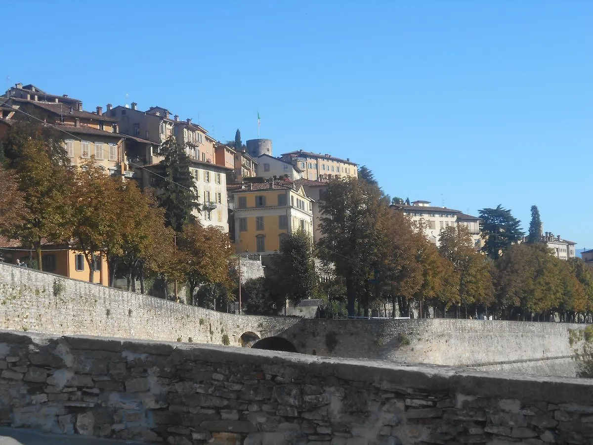 La Maison Des Artistes Bergamo 2*,